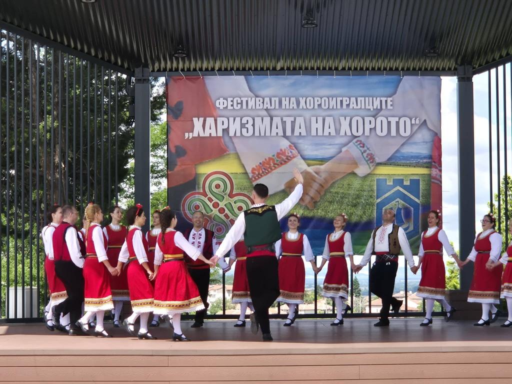 Парк „Калето“ в Свищов събра 21 клуба и школи за традиционни български хора във фолклорния празник Харизмата на хорото
