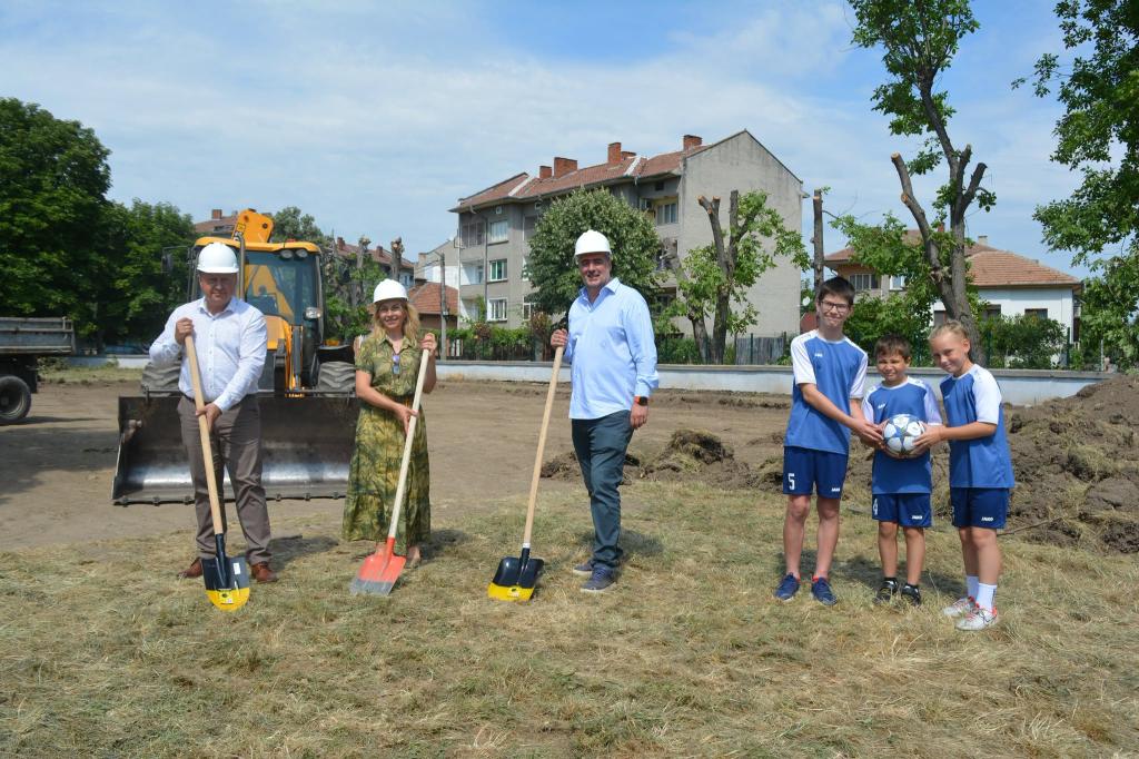 Ново спортно игрище с трибуни изграждат в ОУ „Св. Климент Охридски“ в Павликени