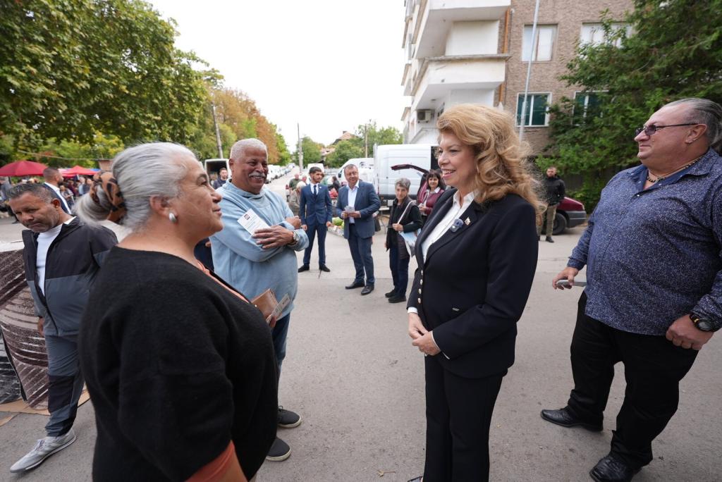 Илияна Йотова проведе предизборна среща с жители на Павликени