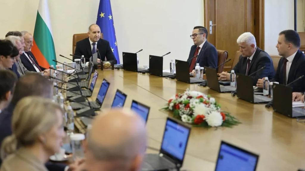 Радев за атаката с дронове в Черно море: Безпрецедентна и грубо погазваща международното право и морското дело