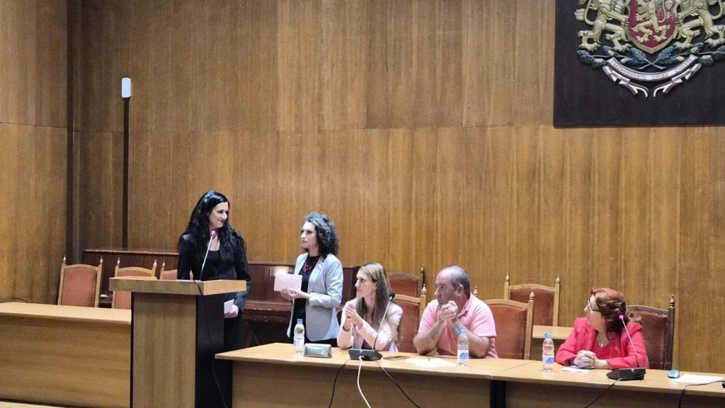 Зонта клуб Велико Търново дари 350 евро за лечението на Теодора Миланова