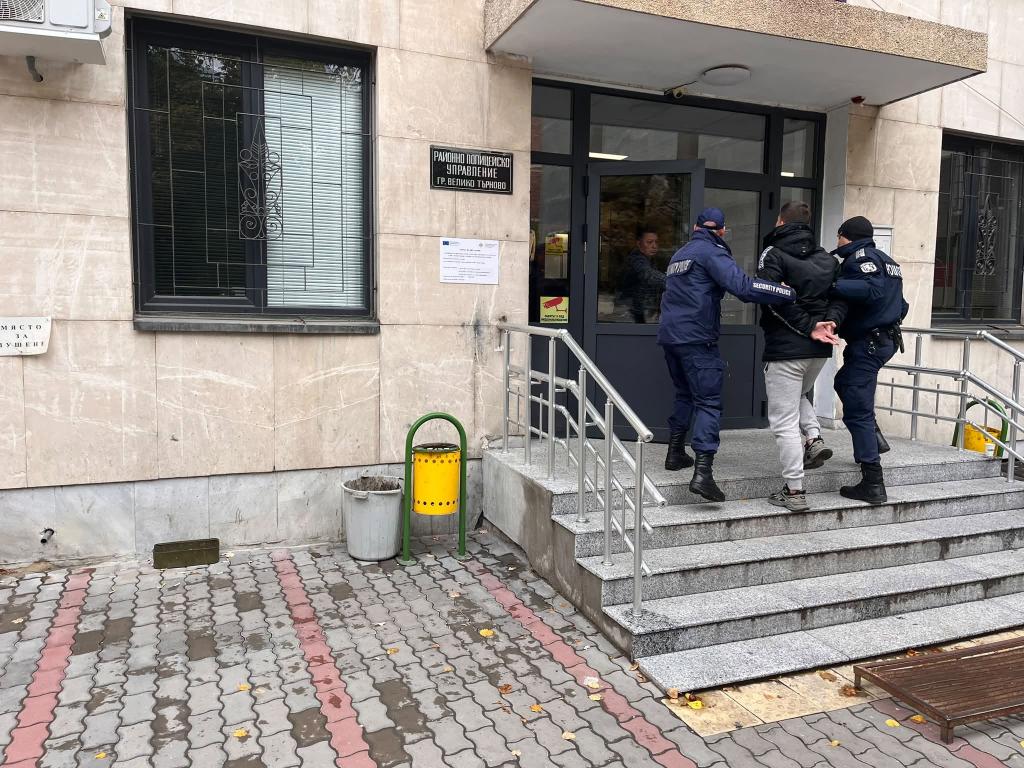 Шестима задържани и 14 разкрити престъпления при мащабна полицейска акция във Великотърновско