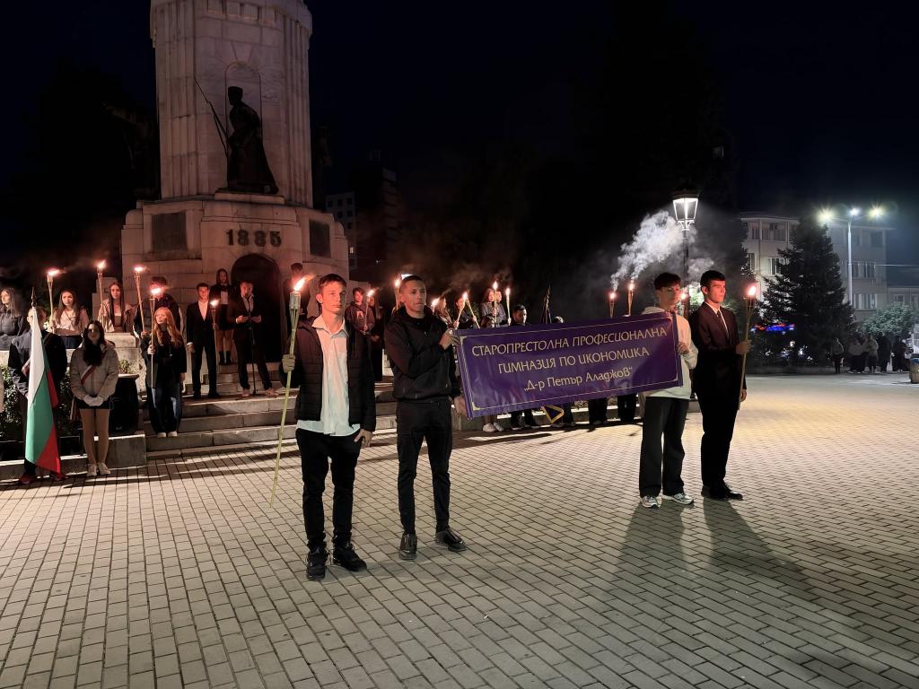 С факли по улиците на Велико Търново СПГИ „Д-р Петър Аладжов“ празнува 107 години