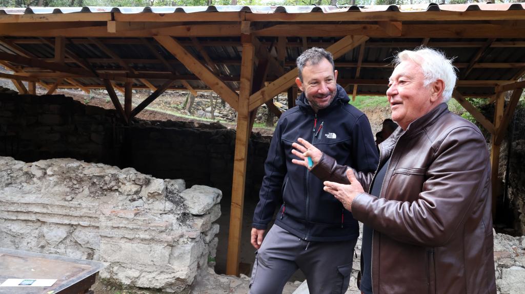 Проф. Хитко Вачев и Илиян Петракиев откриха некропола към манастира на св. Теодосий Търновски и цар Иван Александър 