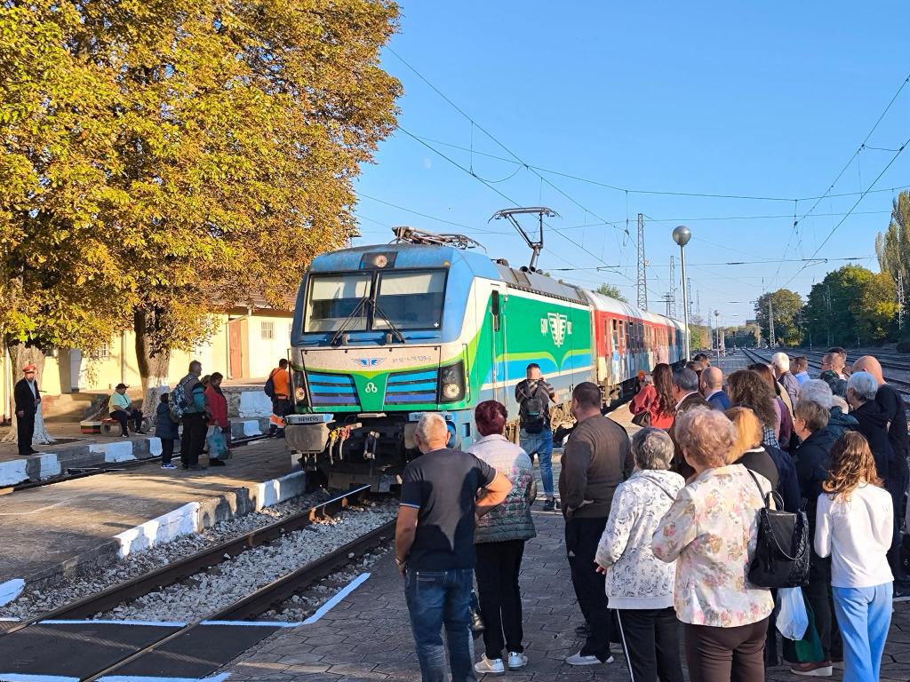 Десетки протестираха на гара Павликени, Общинският съвет подготвя декларация срещу БДЖ