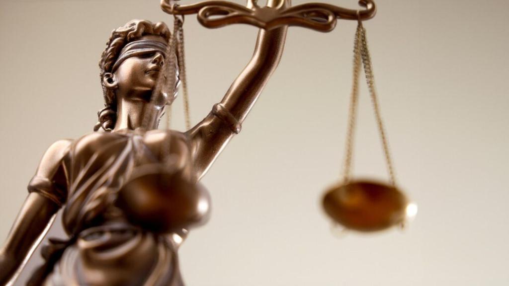 18-годишен руга и обижда полицаи пред управлението във Велико Търново, глобиха го с 250 евро