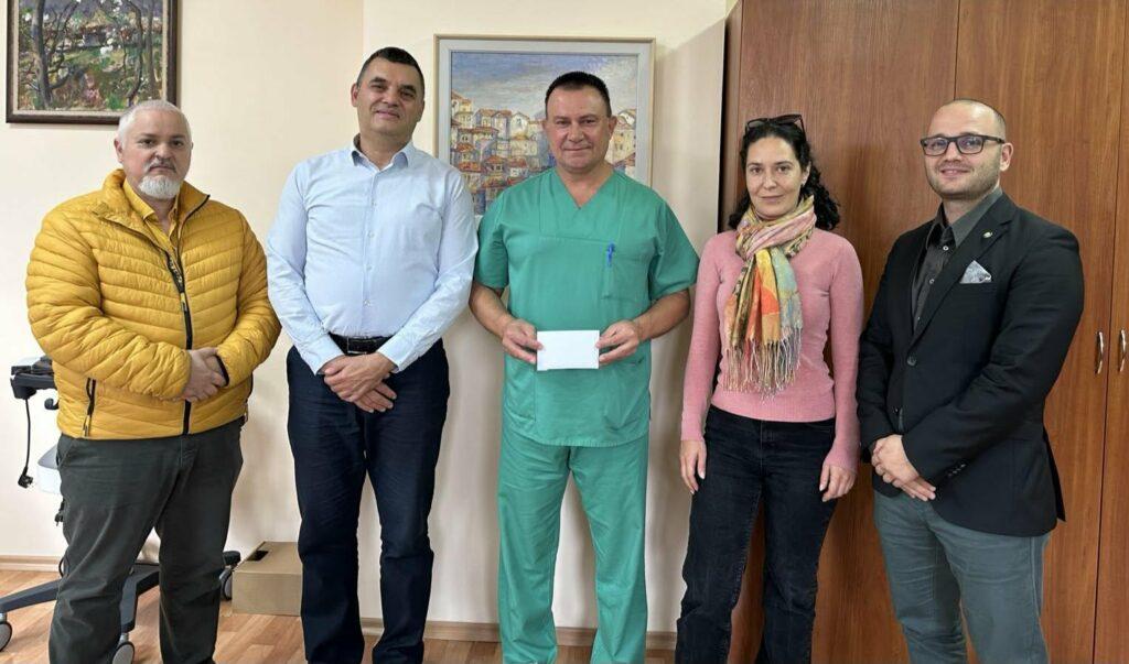 Двама български професори обединиха усилия за дарение от над 60 000 евро за Онкоцентъра във Велико Търново