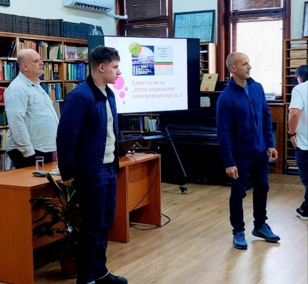 „Да нарисуваш химн“ – млад художник от Велико Търново ще превърне български песни в картини
