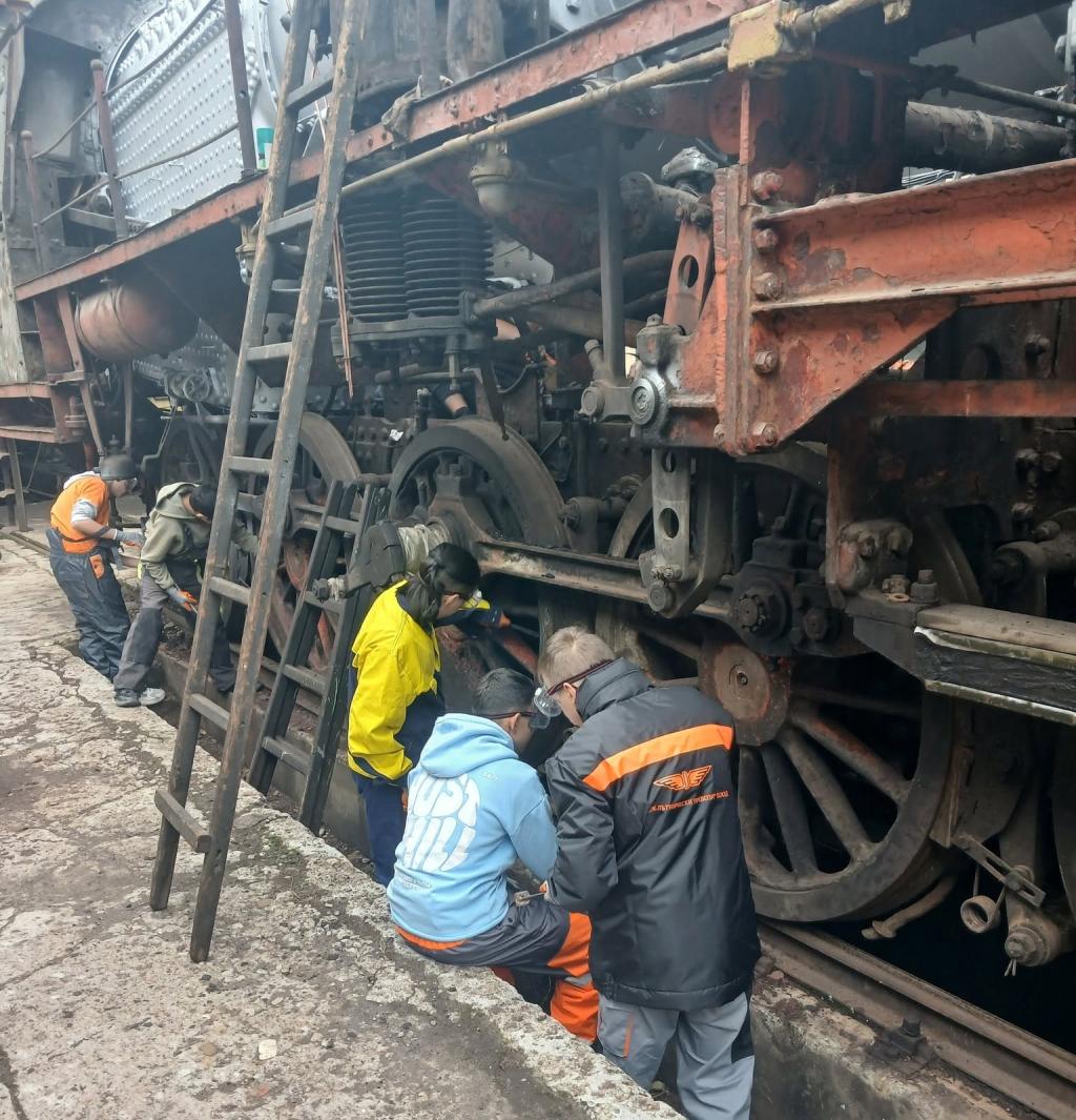 Млади железничари от Горна Оряховица помагат за възстановяването на легендарен парен локомотив